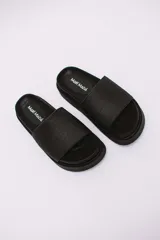 Sandalias negras de plataforma, veganas y amigables con el medio ambiente. Hechas con Piñatex, textil que busca suplantar el cuero animal, hecho a partir de las hojas del ananá.