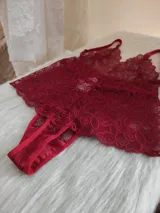 Body de encaje rojo con escote pronunciado y breteles regulables.