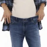 Pantalón jean Wrangler modelo River de corte recto, color azul medio, con bolsillos delanteros y traseros.