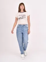 Pantalón jean de tiro alto y corte mom, color celeste, con bolsillos laterales y traseros.