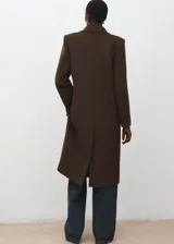 Abrigo largo de paño en color marrón chocolate, con silueta recta, cuello con solapas clásicas y cierre frontal. Posee mangas largas y forro interior.
