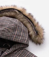 Campera masculina de corte regular con estampado a cuadros, cierre frontal con cremallera y capucha fija con borde de pelo sintético. Cuenta con bolsillos frontales con solapa y cierre de botón a presión.
