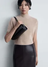Jersey de punto de lana con cuello perkins, manga corta y diseño recto.
