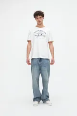 Remera negra de manga corta con cuello redondo y puños en contraste de color azul, con estampa frontal temática de pádel.