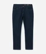Pantalón de jean slim fit color azul oscuro, con bolsillos delanteros y traseros.