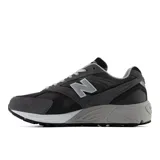 Championes New Balance modelo 880R, inspirados en el running de los 2000, color gris con detalles en negro y blanco. Confeccionados con gamuza y malla, cuentan con entresuela ABZORB para mayor amortiguación y el logo "N" característico en los laterales.