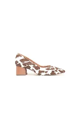 Zapato cerrado de cuero con estampado tipo animal print de vaca en tonos marrón y blanco, con punta fina y taco medio ancho.