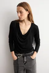 Remera de manga larga color negro, con elegante escote drapeado y diseño holgado.