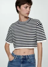 Buzo crop de tejido de punto fino con diseño de rayas horizontales, cuello redondo y manga corta.