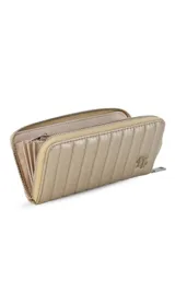 Billetera de dama en símil cuero color negro, de diseño acolchado con costuras verticales que forman relieves y cierre perimetral. Incluye monograma en la esquina inferior y viene con caja de presentación estampada.
