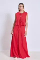 Pantalón ancho de tiro alto, color azul marino, con cordón ajustable en la cintura.