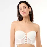 Sujetador tipo bustier de encaje blanco con copas con relleno, tirantes finos ajustables y cierre frontal con argollas metálicas.