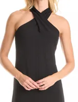 Vestido largo negro de crepe, con escote cruzado halter, tajo frontal y cierre invisible en la espalda. Incluye forro interno a tono.