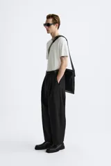 Camiseta negra de punto con cuello redondo, manga corta y corte regular. Tejido de viscosa con acabado en rib.