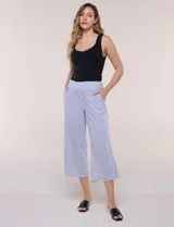 Pantalón crop de corte wide leg, de color celeste y blanco con patrón de rayas verticales, pretina ancha elastizada y bolsillos delanteros.