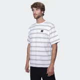 Remera de manga corta con cuello redondo, diseño a rayas horizontales finas en color gris sobre fondo blanco. Presenta un pequeño parche con el logo de la marca en el pecho.