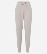 Pantalón jogger deportivo color verde oliva, con cintura elástica ajustable con lazo y tobillos ajustados.