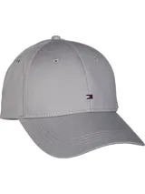 Gorra de béisbol color gris claro, confeccionada en algodón. Presenta ojales de ventilación, botón en la parte superior y hebilla metálica ajustable en la parte trasera con logo grabado de Tommy Hilfiger. El logo de la marca está bordado en el frente.