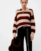 Jersey de punto a rayas horizontales marrones y beige, con cuello polo y cierre frontal de botones.