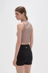 Top de punto acanalado con cuello alto y diseño sin mangas, corte ajustado al cuerpo.