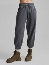 Pantalón de jogging gris con textura acanalada y corte holgado.