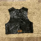 Chaleco de cuero con acabado metalizado plateado, diseño sin mangas, escote en V y corte recto.