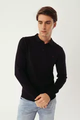 Sweater de punto estilo polo, color negro, con cuello camisero, cierre frontal de botones y mangas largas con puños acanalados. Presenta un pequeño logo bordado en el pecho.
