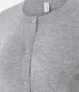 Cardigan de punto color gris, con cuello redondo, manga larga y cierre frontal con botones. Presenta puños y bajo acanalados, con un diseño clásico y versátil.