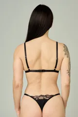 Conjunto de lencería compuesto por un bralette triangular de algodón con detalles de encaje en los bordes y una bombacha colaless a juego con detalles de encaje laterales.