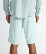 Bermuda de sarga color blanco, de corte recto y diseño básico con bolsillos laterales y traseros.