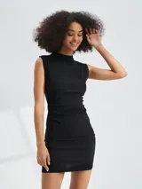 Vestido corto negro de corte ajustado, sin mangas, con cuello alto y frunces laterales.