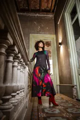 Vestido largo de jersey de licra con estampado abstracto en tonos fucsia, naranja, verde y negro. Diseño sin mangas con escote ojal en la espalda.