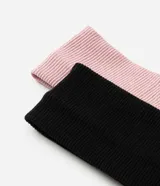 Kit de dos cintas para el pelo de tejido acanalado, una en color negro y otra en rosado.