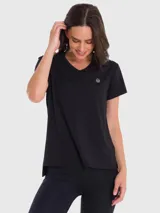 Remera deportiva de manga corta con cuello en V, confeccionada en tejido técnico de secado rápido con calce regular.
