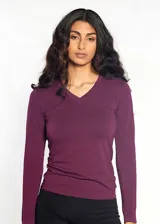 Remera de modal color borgoña, de manga larga y escote en V.