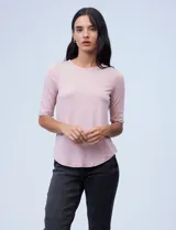 Remera de modal con cuello redondo a la base, mangas cortas y ruedo redondeado.