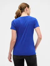 Remera azul con logo GAP estampado en el frente. De corte clásico y mangas cortas.