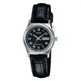 Reloj analógico Casio con caja de acero inoxidable plateada, esfera negra con números romanos y correa de cuero negro con textura de cocodrilo. Cuenta con función de calendario con día y fecha.
