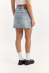 Minifalda de jean de tiro alto con calce ajustado, efecto desgastado y ruedo desflecado.