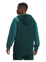 Buzo deportivo con cierre frontal completo, confeccionado en tejido polar de doble punto. Presenta capucha, mangas raglán, bolsillos laterales con cierre y puños con ribete. Diseño en color verde oscuro con detalles técnicos.