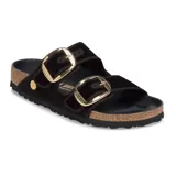 Sandalias Birkenstock modelo Arizona Big Buckle, color negro, con dos correas de terciopelo ajustables y hebillas doradas grandes. La plantilla es anatómica de corcho y la suela de EVA.