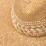 Sombrero de paja color beige con cinta tejida en blanco y marrón.
