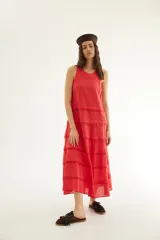 Vestido midi de lino color rojo, sin mangas, con escote redondo, espalda nadadora y detalles de mini volados horizontales en la falda.