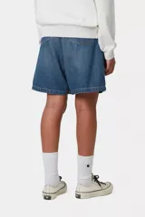 Short de denim azul de algodón, con corte holgado y pliegues frontales, lavado a la piedra.