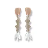 Par de aros colgantes con piezas geométricas de color rosa pálido, dorado brillante y blanco opaco.