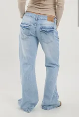 Jean de tiro bajo color celeste claro, corte holgado estilo baggy con bolsillos traseros con solapa y detalle de etiqueta de cuerina en la parte posterior.
