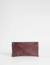 Sobre de mano plegable color bordó, con diseño de textura efecto cuero y correa removible.