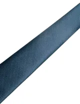 Corbata de seda azul marino con estampado paisley en tonos rosados y blancos.
