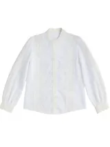Blusa blanca de cuello alto con detalles de encaje en el frente, mangas y puños. Tiene mangas largas y cierre frontal con botones.