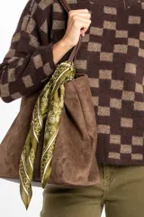 Bandana de tela ligera color verde pistacho con estampado floral y geométrico en blanco.